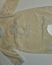 Grenouillère jaune pâle et bleue avec pressions.  3 mois