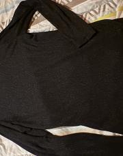Sans pull noir avec un peu de paillettes