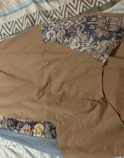 Longue jupe, brune avec des fleurs