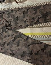 Pantacourt, couleur militaire, paillettes