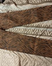 Pantalon zébré, orange et noir