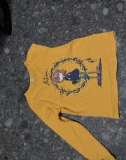 Pull moutarde avec motif 