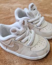 Basket Nike pointures 18.5 beige ourson