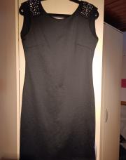 Petite robe noire -taille L- idéale pour les fêtes 