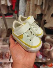 Nike jaune pointure 17