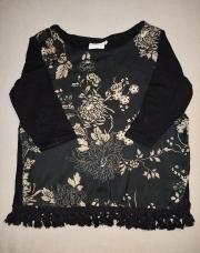 Blouse noire fleurie avec pompom
