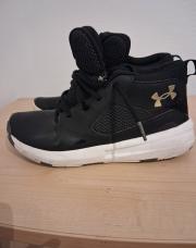Basket noire de la marque UnderAmour garçon taille 36