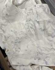 Bavoir à manches les rêves d’anais blanc et points bleus