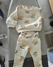 Ensemble training clair, motifs plusieurs fleurs - GEMO - 12 mois