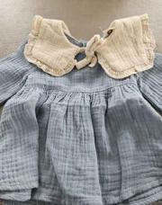 Blouse bleu col blanc 