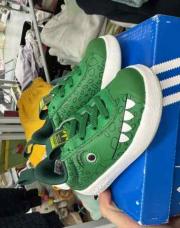 Basket adidas pixar 22