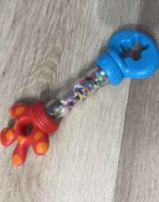 Hochet d’éveil rouge/bleu