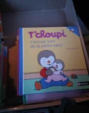 Tchoupi s occupe bien de sa part soeur