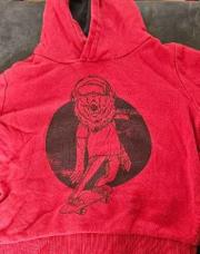 Pull ours rouge a capuche kiabi 90 97 cm