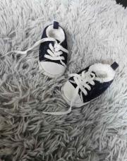 Chaussures bébé bleu foncé fourrure lacets blancs