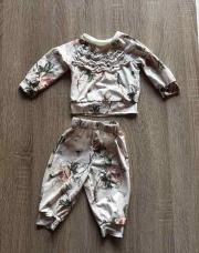 Ensemble pull + pantalon avec des fleurs taille 6 mois 