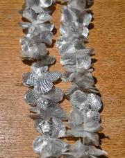 Collier hawaïen gris
