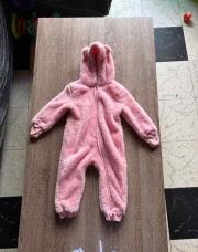 Combinaison rose en fausse fourrure taille 6-12 mois  