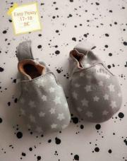 Chaussons easy Peasy 17-18 gris étoiles 