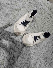 Chaussures blanches grises
