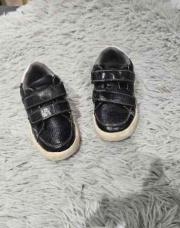 Chaussures noires scratchs 