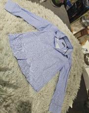 Chemise bleu claire points