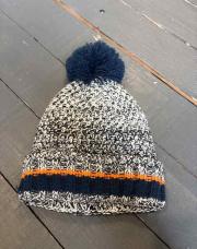 Bonnet pompom bleu et ligne orange 