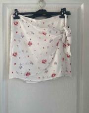 Jupe blanche à fleurs rouges Mango taille L