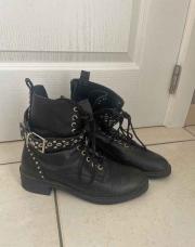 Bottillons noires à clous et lacets 