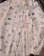 Chemise manches longues blanche imprimée bleue et rouge zara 8 ans