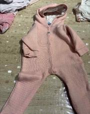 Combi pyjama rose capuche taille 6 mois 