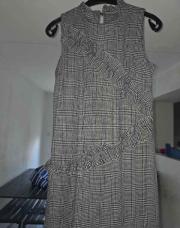 Robe noir/blanche volant devant 