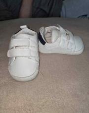 Petites chaussures blanches scratch 3/6 mois
