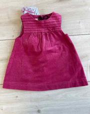Robe en velours fushia avec bas gris 1/3M