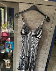 Robe noire et blanche bijoux 