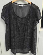 Chemisier noir à petit pois blanc fluide transparent manches courtes (taille 46)