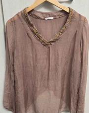 Chemisier manche longue couleur beige en voile transparent col en V brodé avec des couleurs arc-en-ciel avec tissu croisé dans le dos (taille 42 ou 44 je ne sais plus)