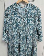 Combinaison manche 3/4 fond bleu gris, avec des petites fleurs blanches, col officier, boutons devant (taille 46)