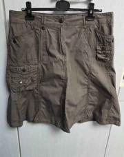 Jupe kaki forme gobelet avec 3 poches à l’avant et 2 à l’arrière, tirette et bouton niveau du nombril (taille 46)