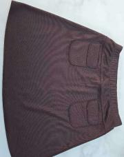 Jupe courte brune avec 2 poches à l’avant élastiqueàla taille(taille 4)