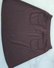 Jupe courte brune avec 2 poches à l’avant élastiqueàla taille(taille 4)