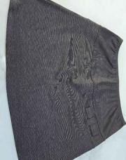 Jupe courte gris foncé avec élastique à la taille(taille 4)