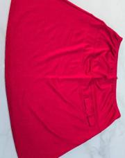 Jupe courte rouge avec  élastiqueàla taille(taille 4)