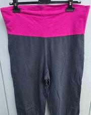 Legging 3/4 ceinture rose foncé et les jambes sont gris decathlon (taille L)