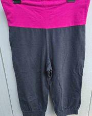 Legging 3/4 ceinture rose foncé et les jambes sont gris decathlon (taille L)