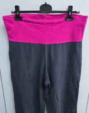 Legging 3/4 ceinture rose foncé et les jambes sont gris decathlon (taille L)