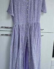 Robe longue jusqu'au bas du mollet couleur lilas avec de petites fleurs blanches avec une doublure mauve boutonné devant cole arrondi (taille 38/40)