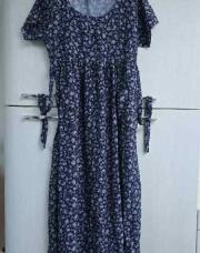 Robe NAF NAF longue bleu marine avec des petites fleurs blanches deux petites poches lanière pour serrer dans le dos col arrondi 100% viscose (taille 38/40)