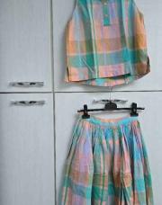 Ensemble RHETORIQUE chemisier à carreaux , sans manche avec 2 boutons devant et 5 boutons dans le dos, jupe cintré à la taille puis évasé fermeture avec tirette et deux petits boutons, couleurs  rose, vert, bleu turquoise, mauve, moutard  