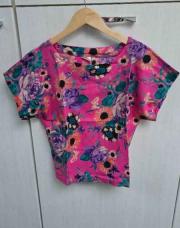 T-shirt fond rose imprimé fleurie, col  arrondi (taille 40)l